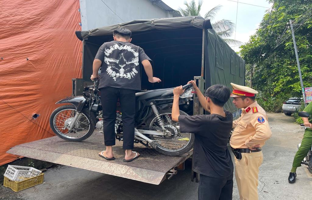 Cơ quan chức năng thu giữ phương tiện của các đối tượng vi phạm