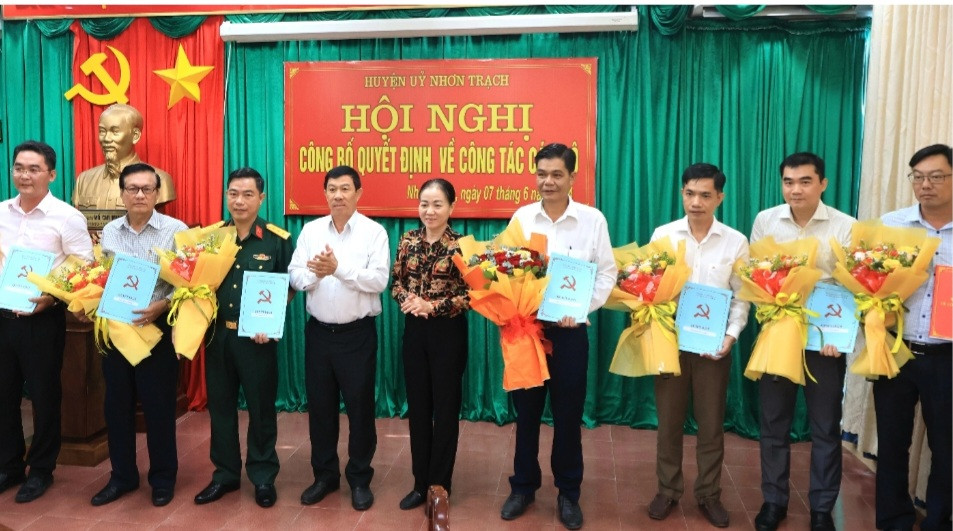 Các cán bộ nhận quyết định Các cán bộ nhận quyết định