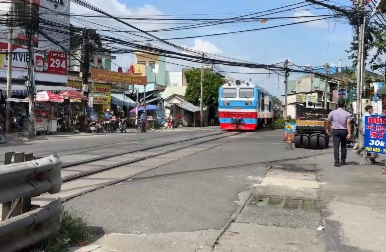 Đường dân sinh đoạn xảy ra vụ tai nạn giữa tàu hỏa với ô tô bán tải tối 28/7 không có gác chắn Đường dân sinh đoạn xảy ra vụ tai nạn giữa tàu hỏa với ô tô bán tải tối 28/7 không có gác chắn