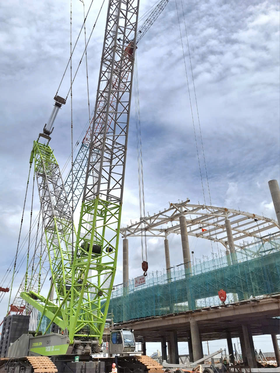 Để đưa kết cấu thép lên sàn lắp đặt, đơn vị thi công dùng cần cẩu "khủng" 650 tấn đến công trường. Để đưa kết cấu thép lên sàn lắp đặt, đơn vị thi công dùng cần cẩu "khủng" 650 tấn đến công trường.