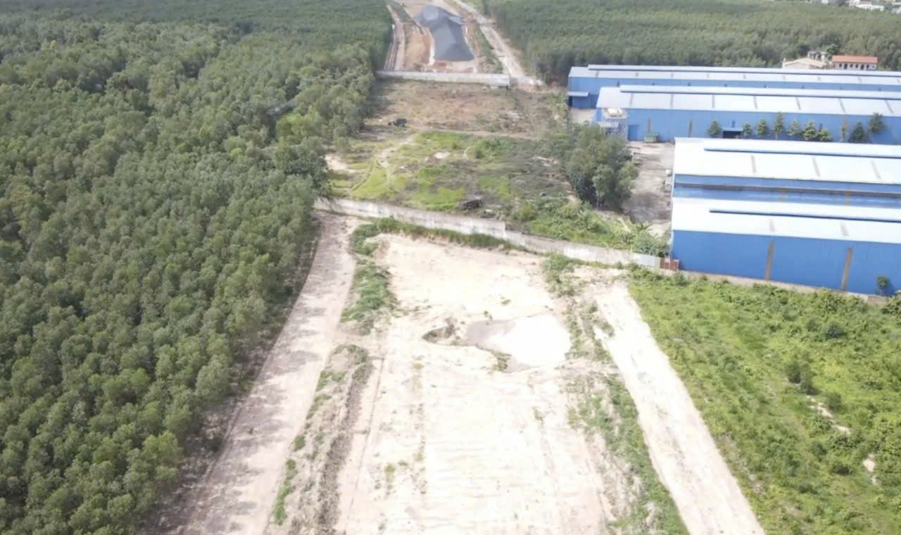 Một đoạn mặt bằng được giao không liền khoảnh rất khó để triển khai thi công. Một đoạn mặt bằng được giao không liền khoảnh rất khó để triển khai thi công.