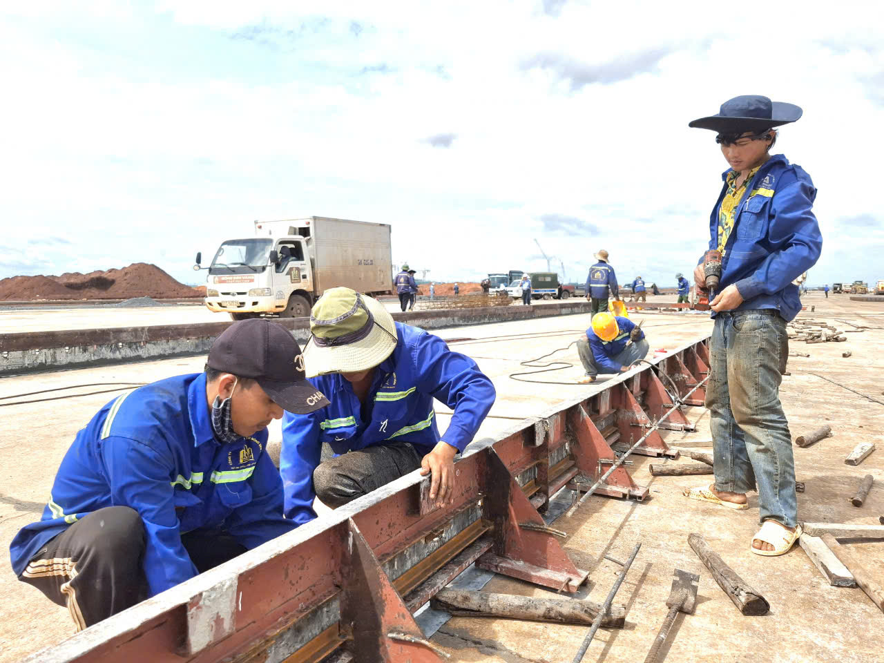 Công nhân lắp đặt cốp pha đổ bê tông thi công. Công nhân lắp đặt cốp pha đổ bê tông thi công.