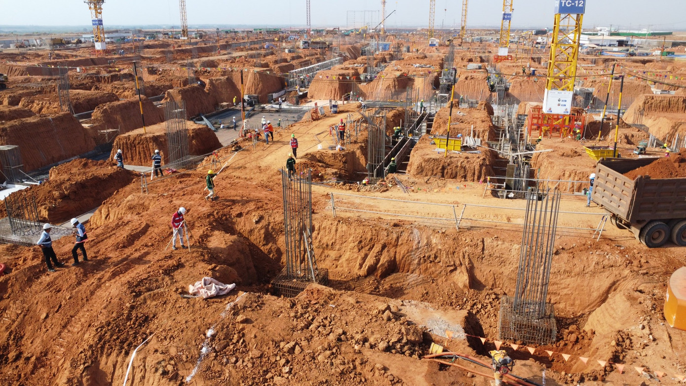 Chằng chịt các hố móng nhà ga.