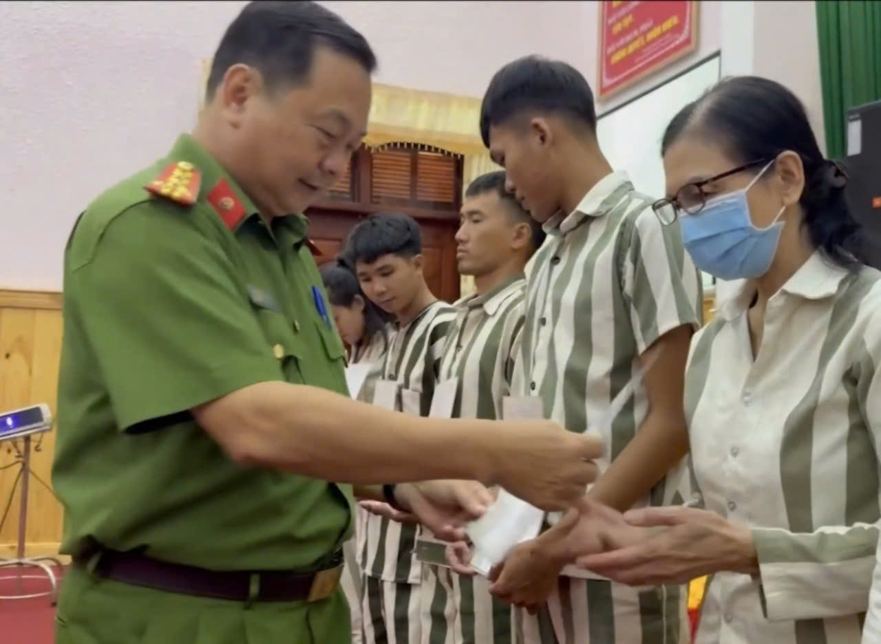 Lãnh đạo Trại giam Xuân Lộc trao quyết định đặc xá của Chủ tịch nước cho các phạm nhân Lãnh đạo Trại giam Xuân Lộc trao quyết định đặc xá của Chủ tịch nước cho các phạm nhân