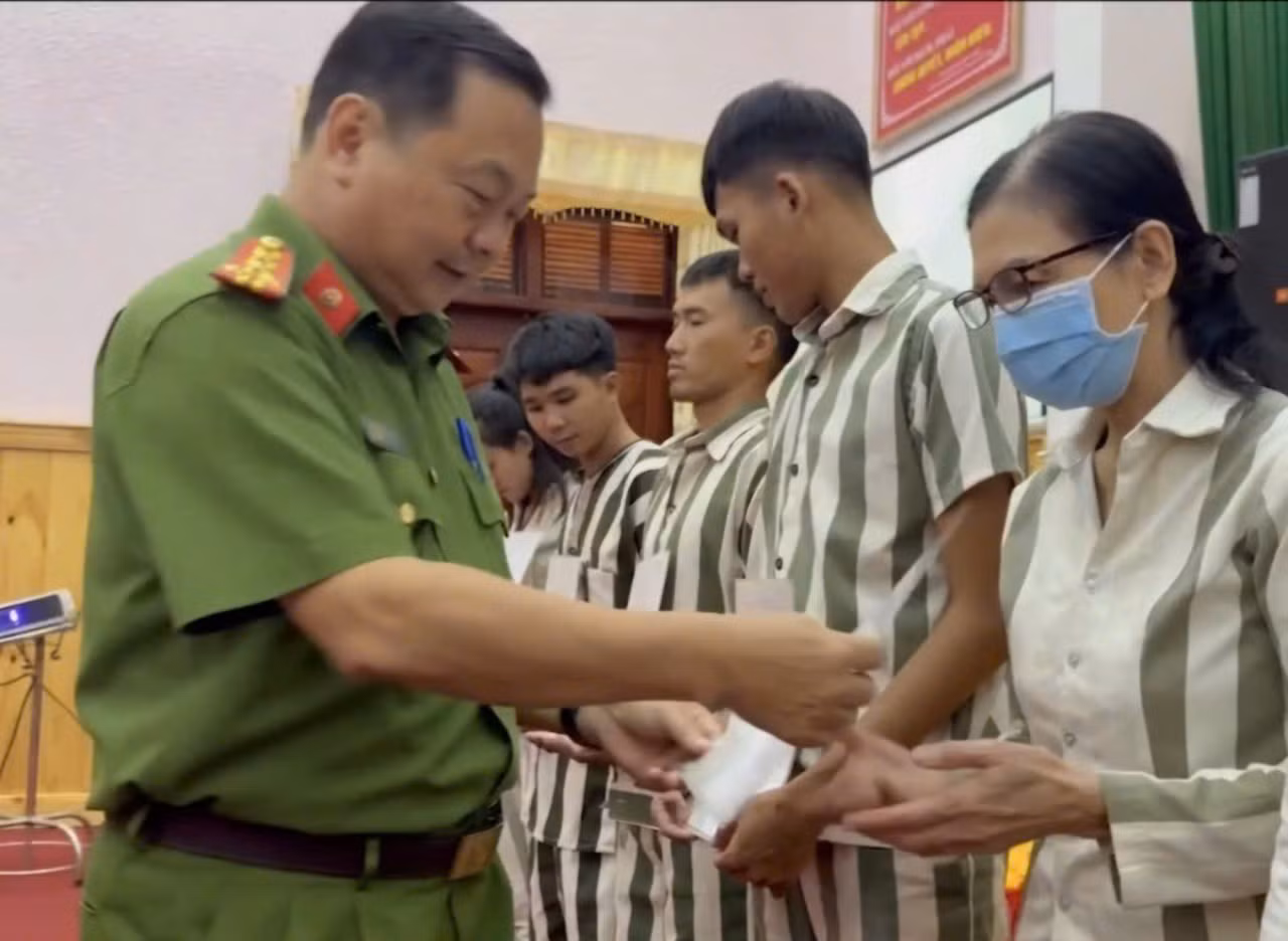 Lãnh đạo Trại giam Xuân Lộc trao quyết định đặc xá của Chủ tịch nước cho các phạm nhân