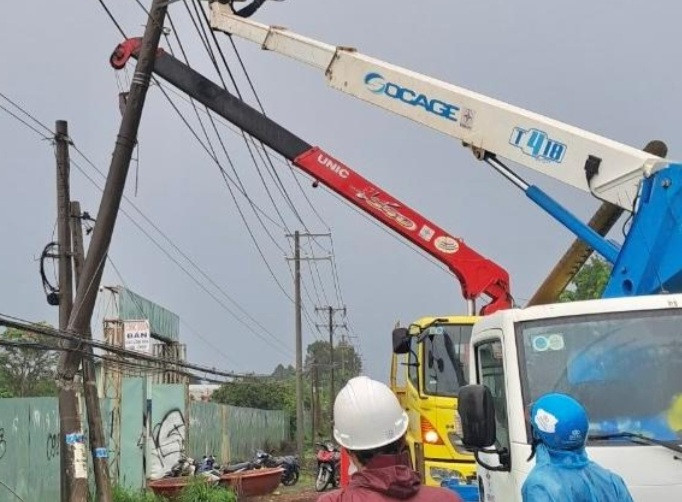 Công nhân đang sửa chữa, thay trụ điện bị xe tông gãy