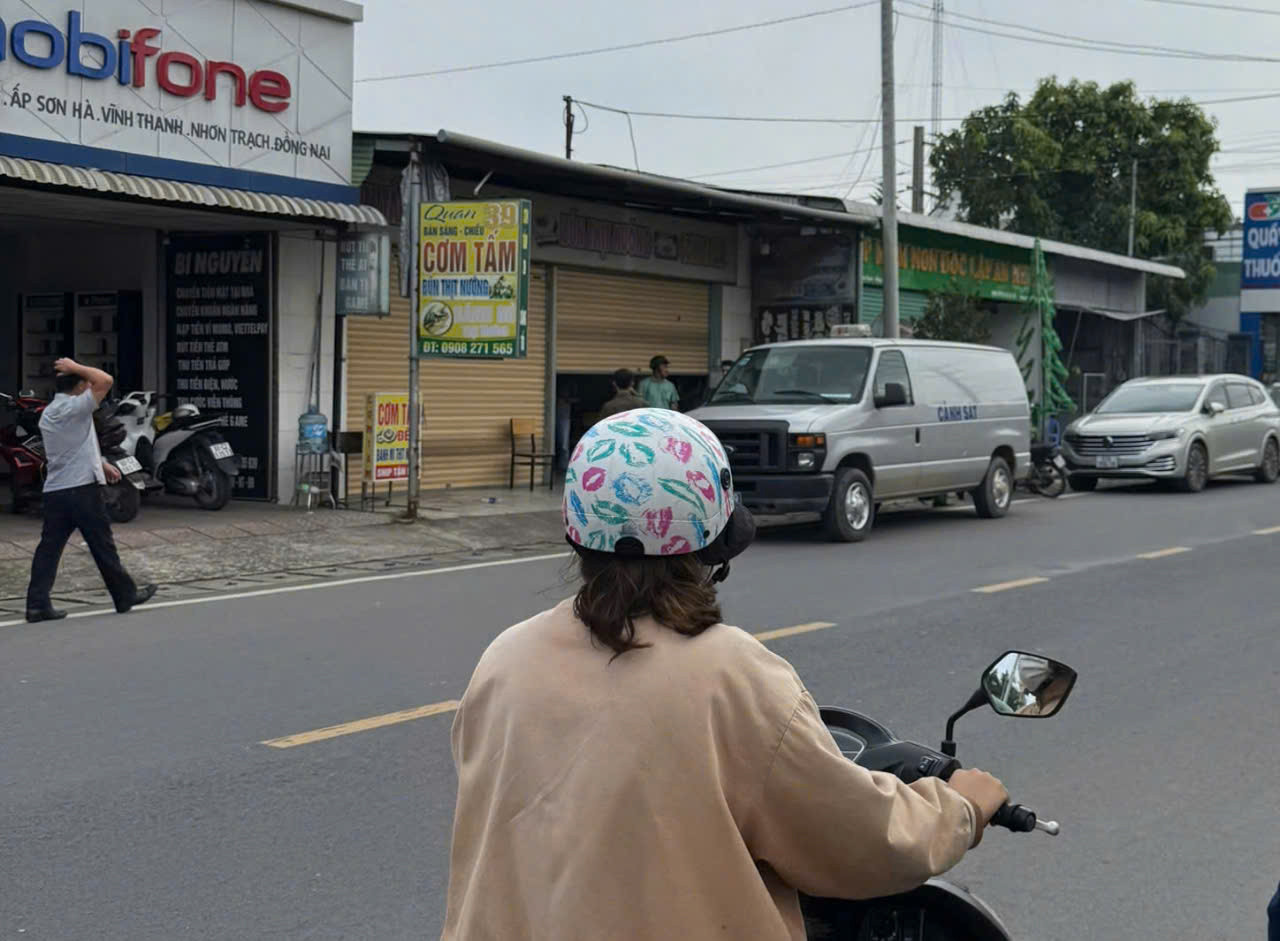 Cơ quan chức năng thực nghiệm hiện trường tại căn nhà bị can Bích gây án. Cơ quan chức năng thực nghiệm hiện trường tại căn nhà bị can Bích gây án.