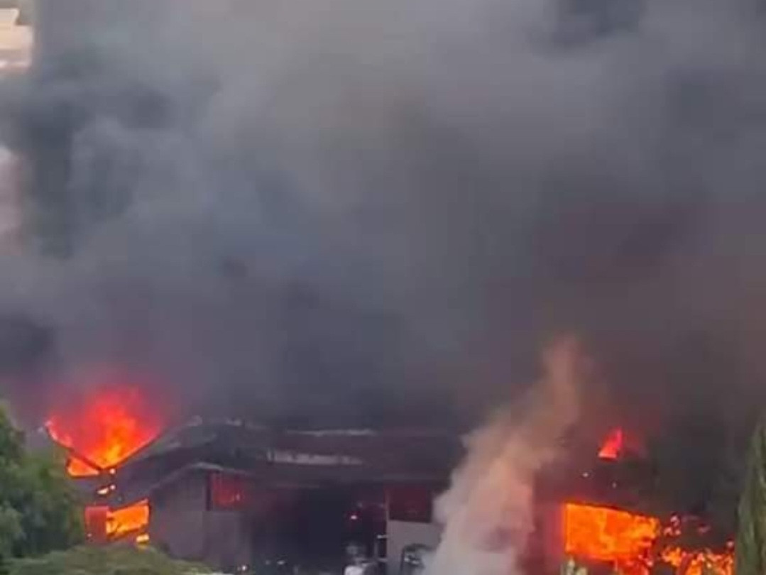 Lửa đỏ rực thiêu rụi nhà xưởng