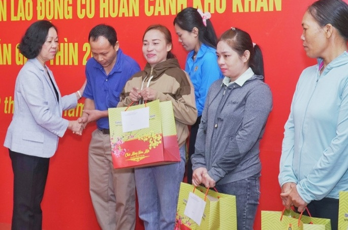 Thường trực Ban Bí thư, Trưởng ban Tổ chức Trung ương Trương Thị Mai tặng quà cho công nhân lao động.