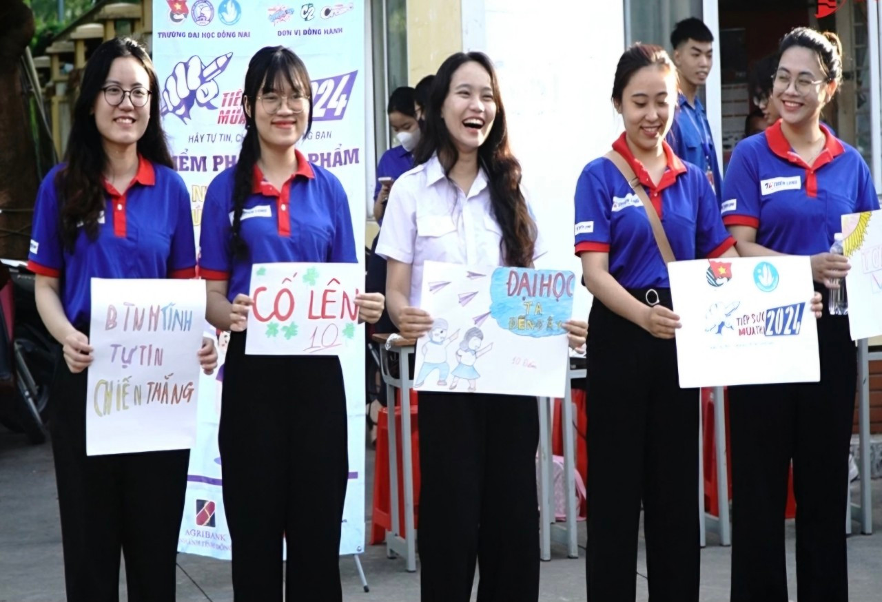 Đội hình "Tiếp sức mùa thi" tại kỳ thi THPT năm 2024 tại Đồng Nai Đội hình "Tiếp sức mùa thi" tại kỳ thi THPT năm 2024 tại Đồng Nai