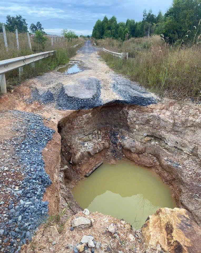 Hố sâu cắt đứt đường dân sinh tuyến cao tốc Phan Thiết - Dầu Giây