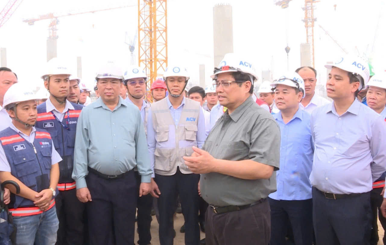 Thủ tướng gặp gỡ cán bộ, người lao động tại công trường xây dựng nhà ga hành khách sân bay Long Thành. Thủ tướng gặp gỡ cán bộ, người lao động tại công trường xây dựng nhà ga hành khách sân bay Long Thành.