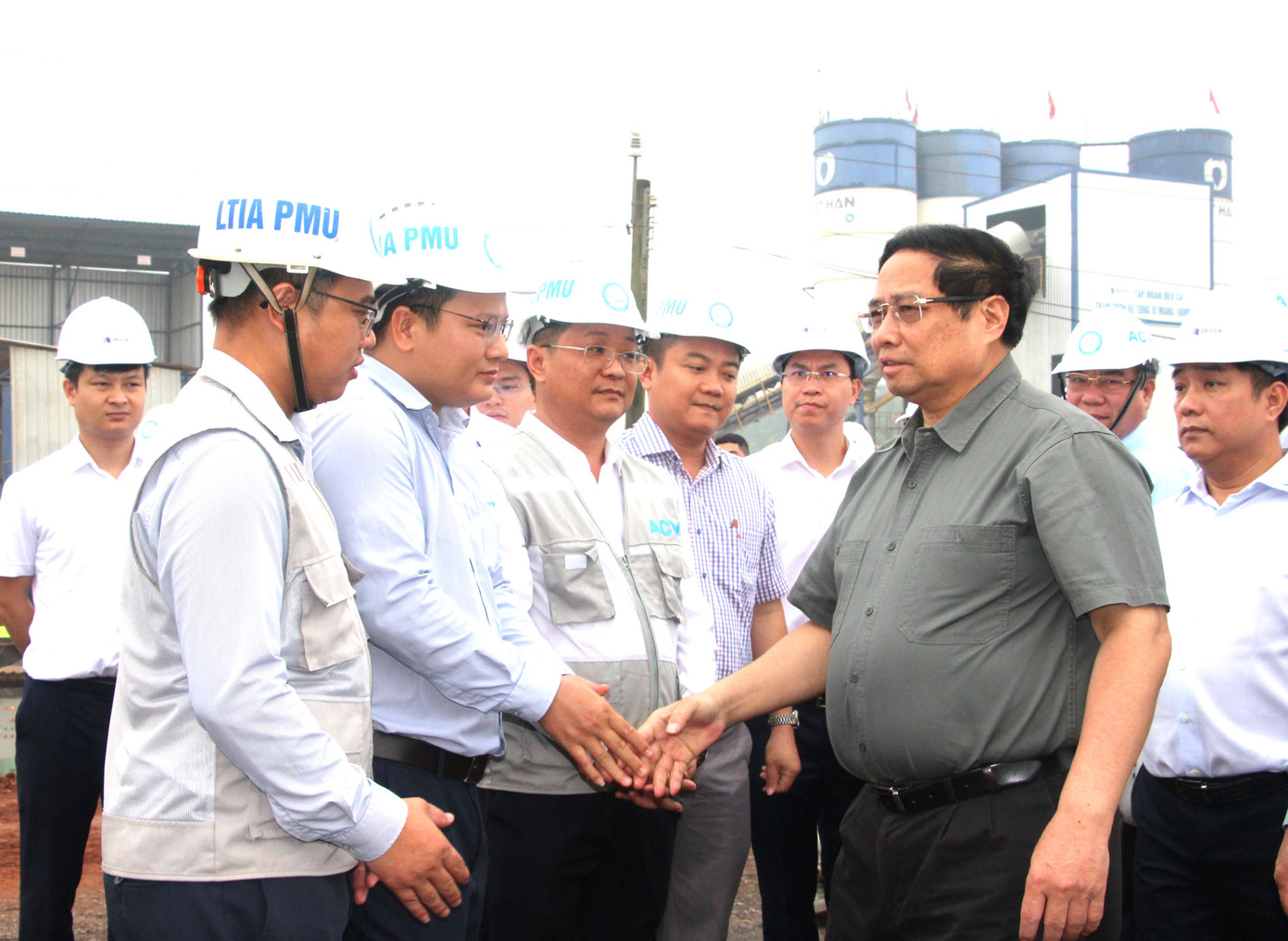 Thủ tướng thăm hỏi cán bộ, nhân viên làm việc tại công trường nút giao T1 kết nối sân bay. Thủ tướng thăm hỏi cán bộ, nhân viên làm việc tại công trường nút giao T1 kết nối sân bay.