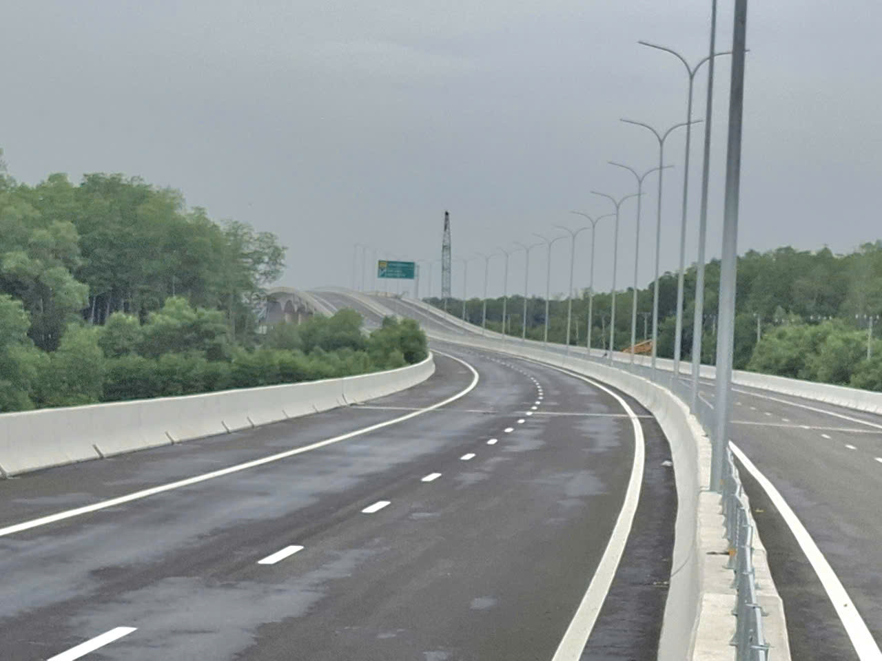 Tuyến đường 25B sẽ kết nối cao tốc Bến Lức - Long Thành với sân bay Long Thành qua quốc lộ 51 và đường T1 (trong ảnh đoạn cao tốc Bến Lức - Long Thành qua huyện Nhơn Trạch). Tuyến đường 25B sẽ kết nối cao tốc Bến Lức - Long Thành với sân bay Long Thành qua quốc lộ 51 và đường T1 (trong ảnh đoạn cao tốc Bến Lức - Long Thành qua huyện Nhơn Trạch).