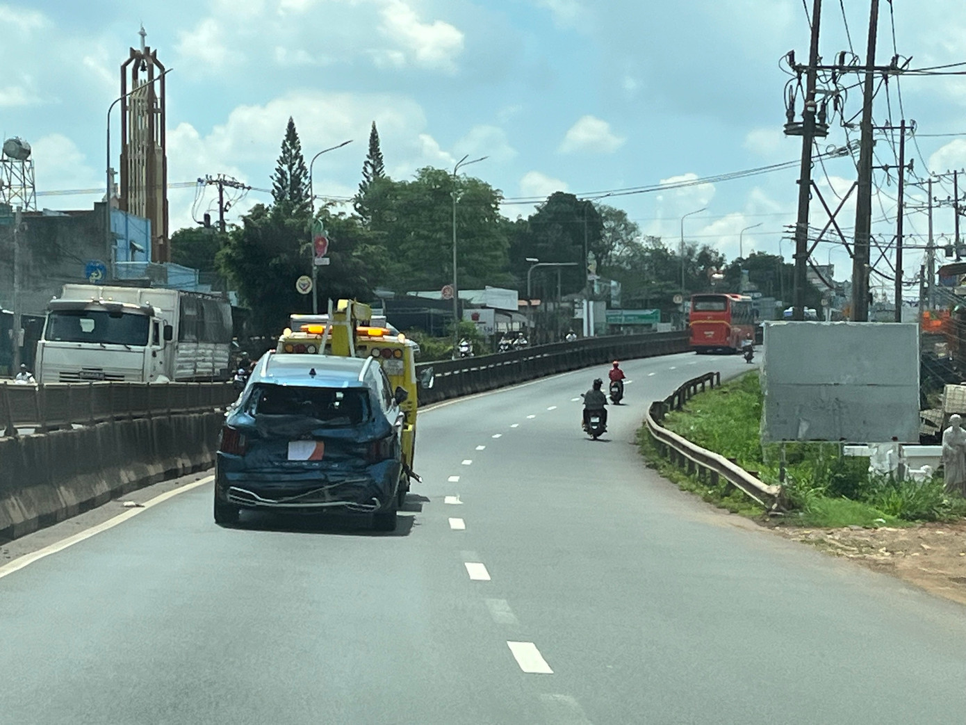 Một xe ô tô 5 chỗ bị tông hư hỏng