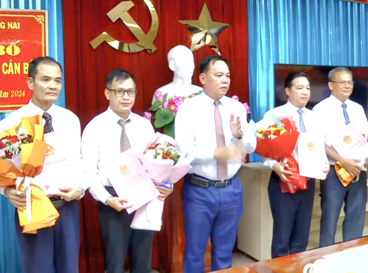 Các cán bộ nhận quyết định của UBND tỉnh Đồng Nai Các cán bộ nhận quyết định của UBND tỉnh Đồng Nai