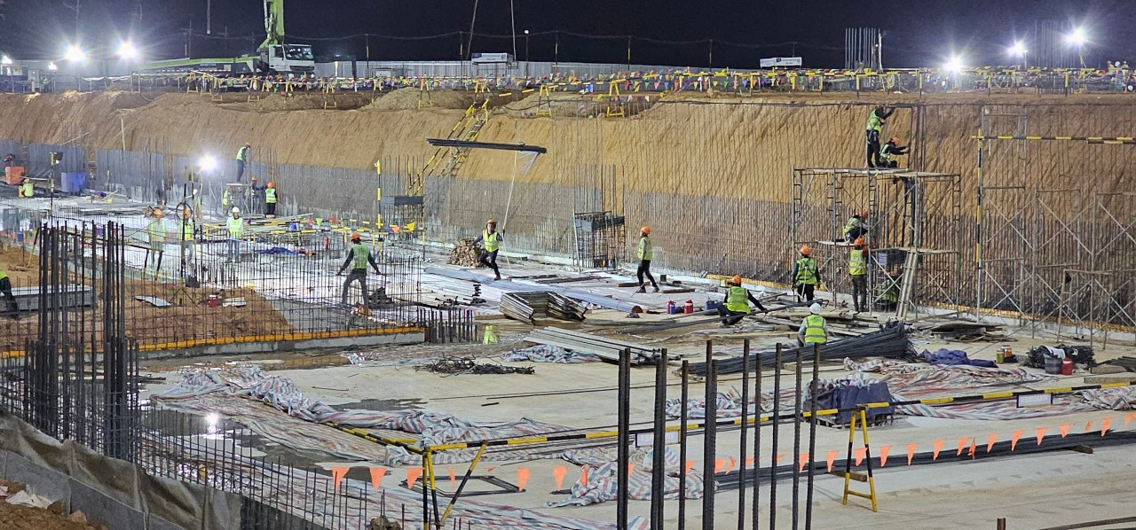 Tại khu vực thi công nhà ga hành khách, dưới hàng trăm hố móng sâu cả chục mét, công nhân vẫn đang tất bật làm việc