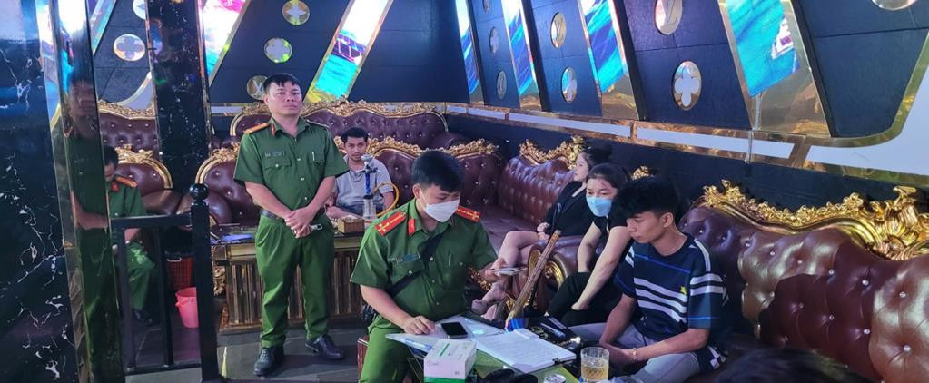 Lực lượng chức năng lập biên bản xử lý cơ sở vi phạm