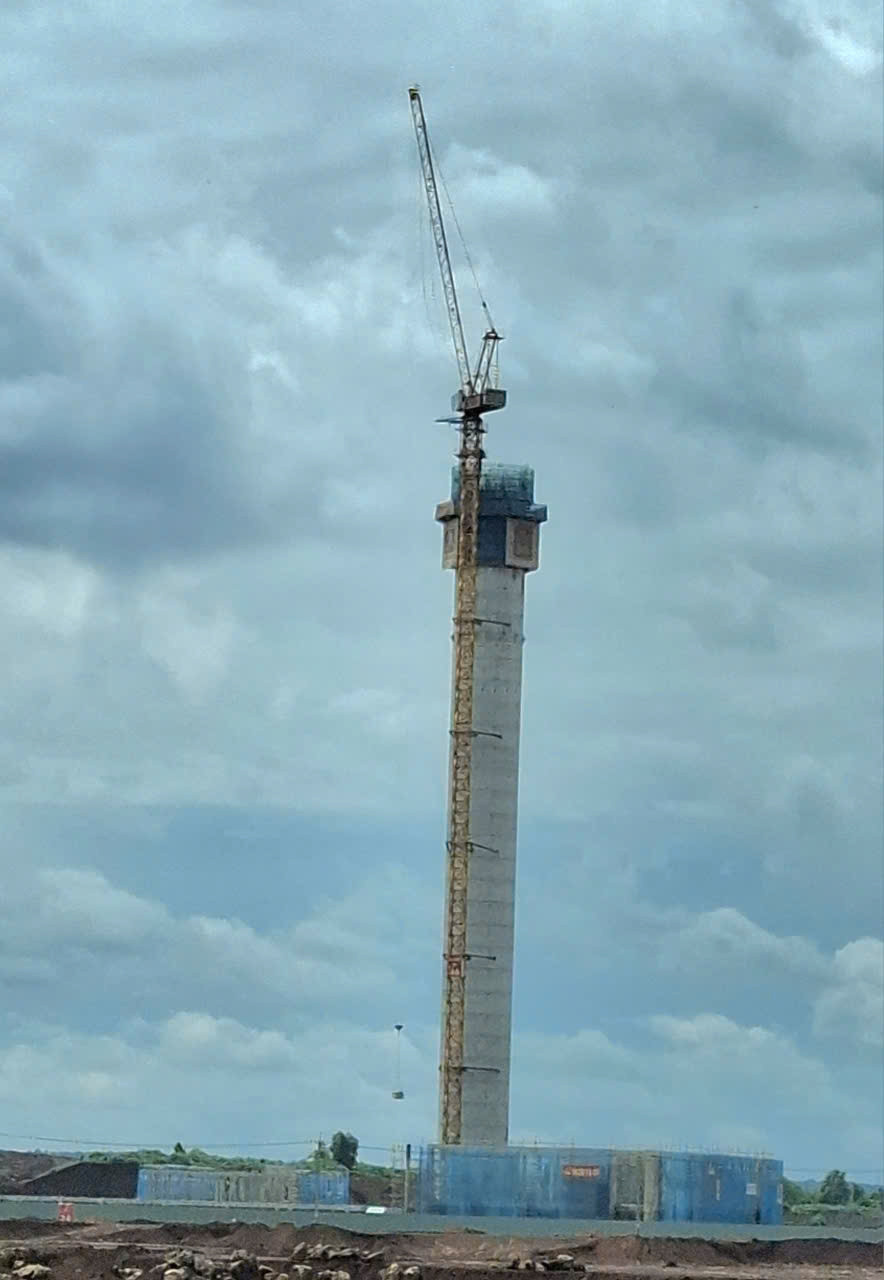 Đài kiểm soát không lưu sân bay Long Thành đã thi công đạt độ cao trên 100m. Đài kiểm soát không lưu sân bay Long Thành đã thi công đạt độ cao trên 100m.