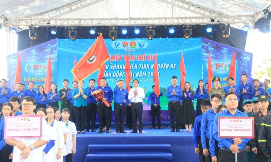 Đội hình thanh niên tình nguyện trong lễ ra quân