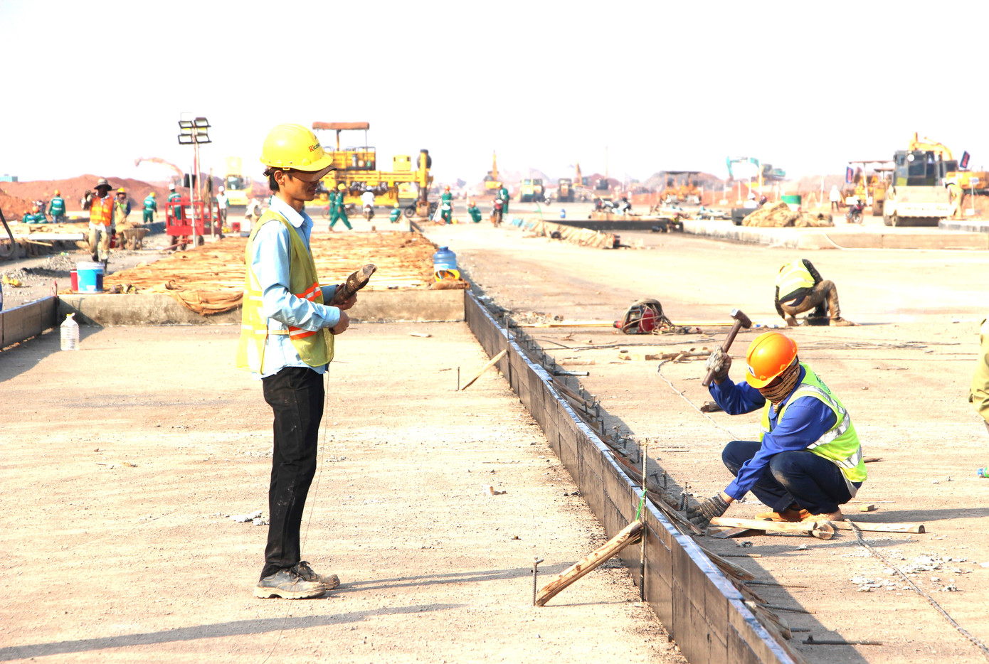 Lao động trên công trường xây dựng sân bay Long Thành.