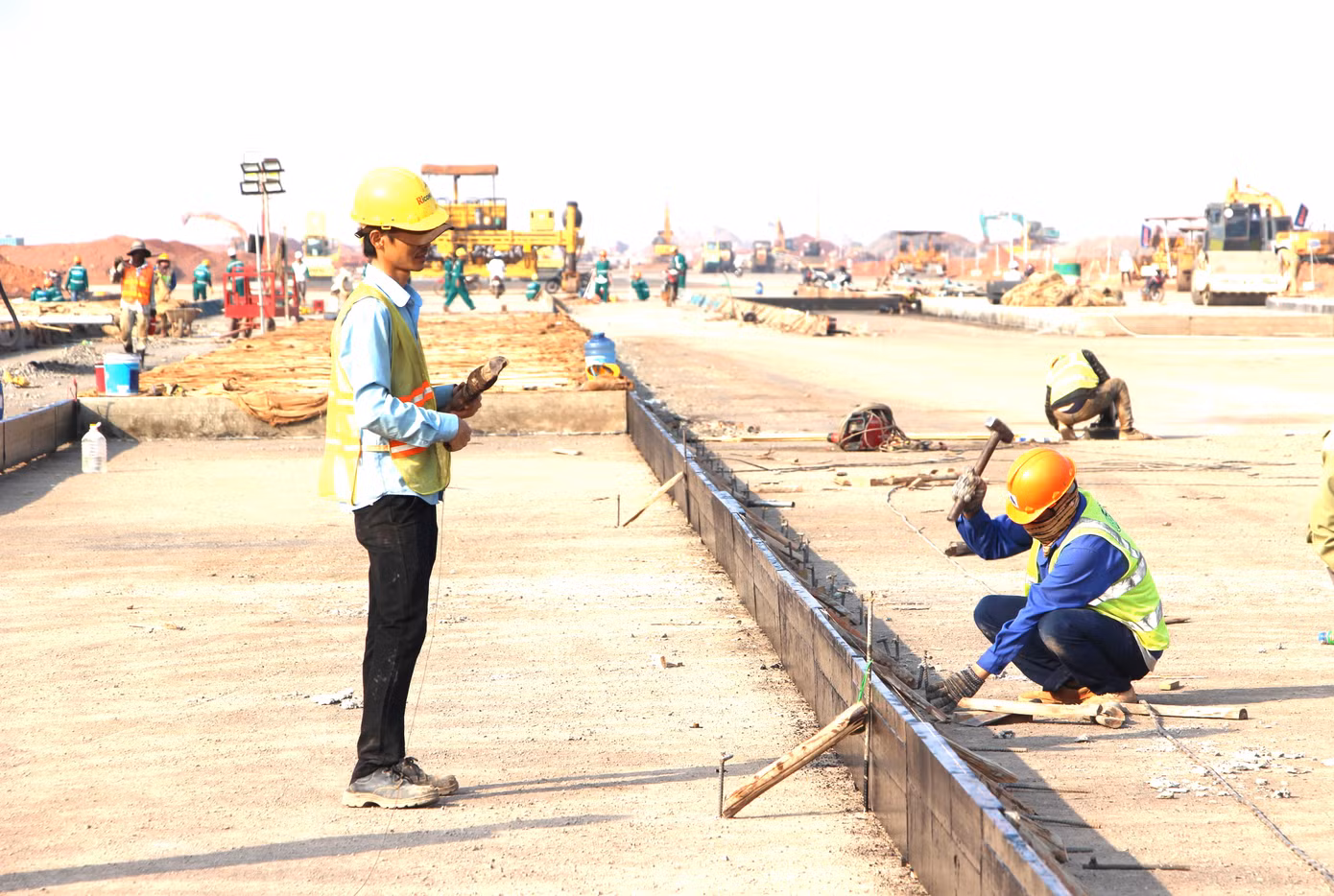 Lao động trên công trường xây dựng sân bay Long Thành.