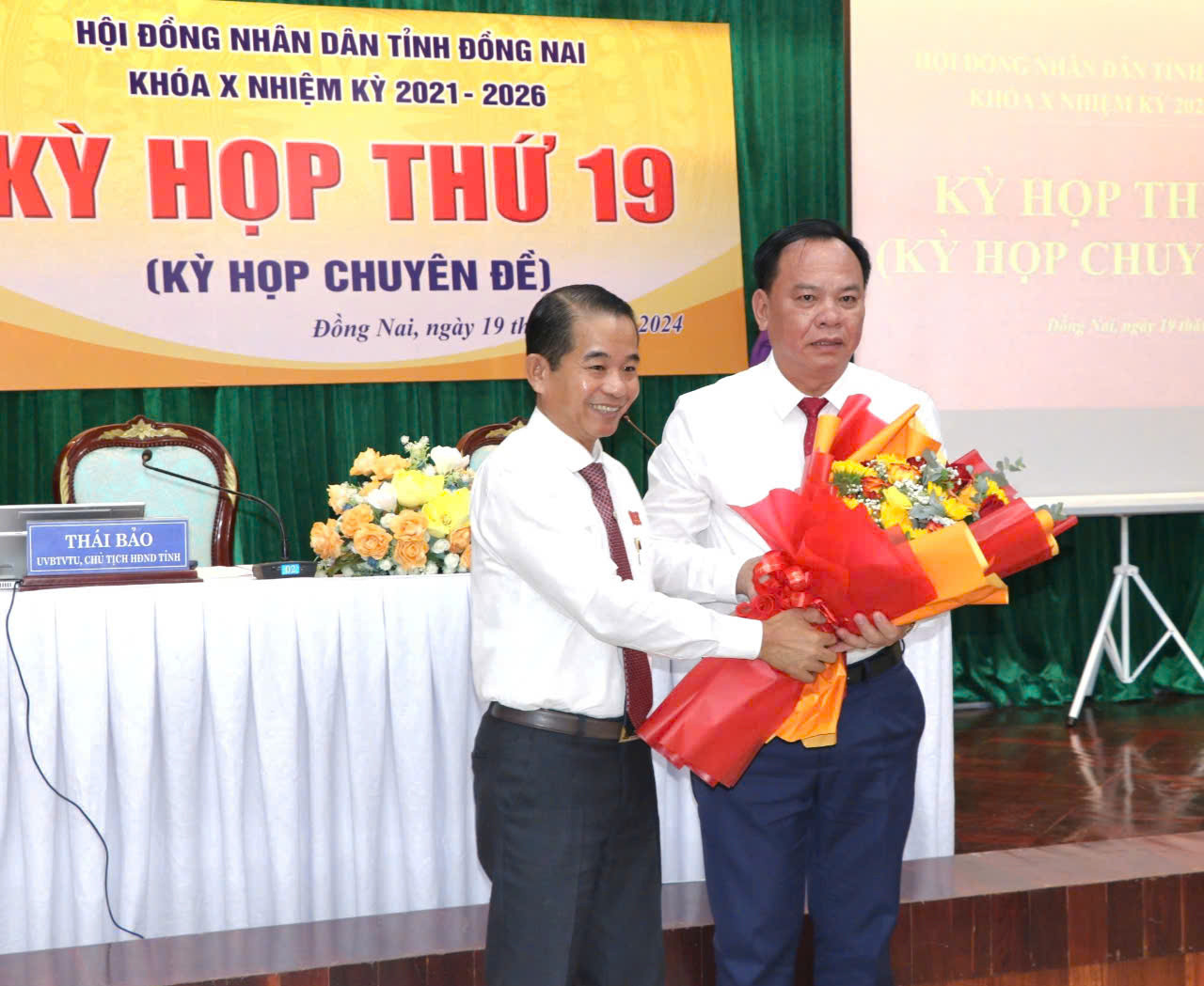 Ông Võ Tấn Đức (phải) nhận hoa chúc mừng Ông Võ Tấn Đức (phải) nhận hoa chúc mừng