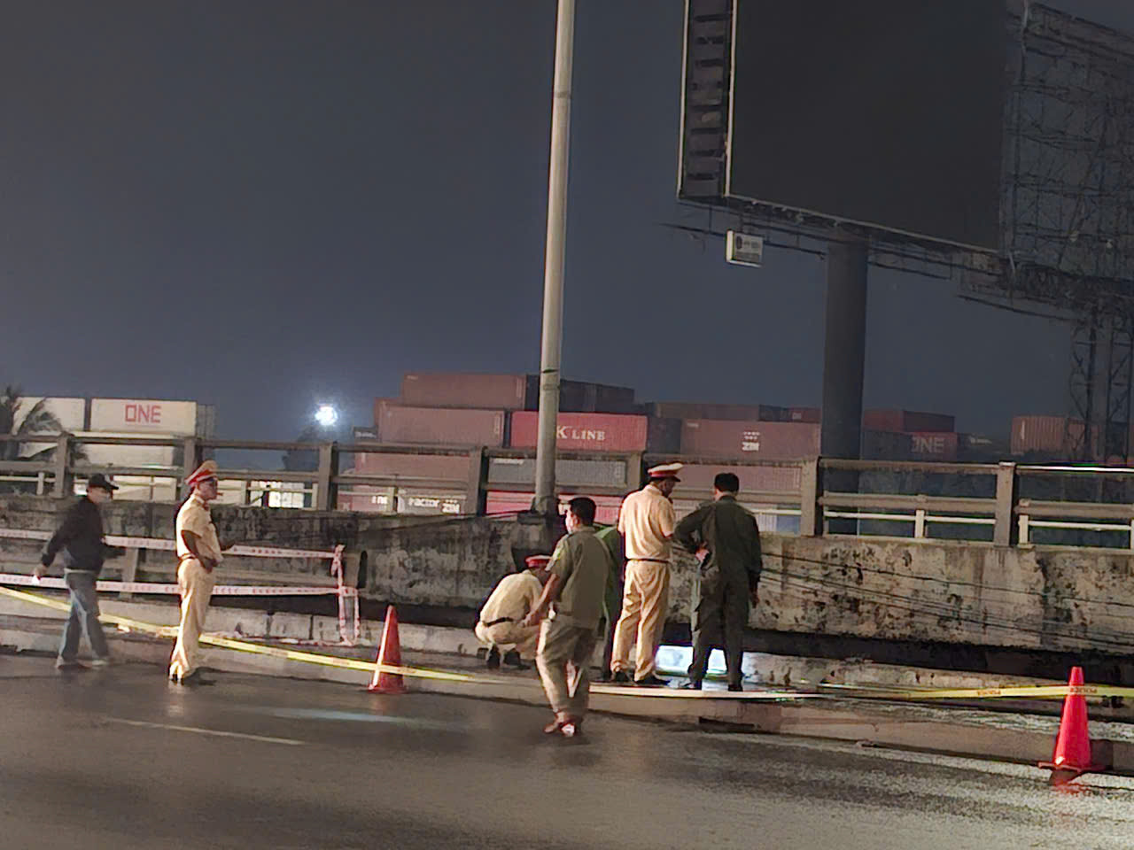 Lực lượng chức năng tỉnh Bình Dương khám nghiệm hiện trường Lực lượng chức năng tỉnh Bình Dương khám nghiệm hiện trường