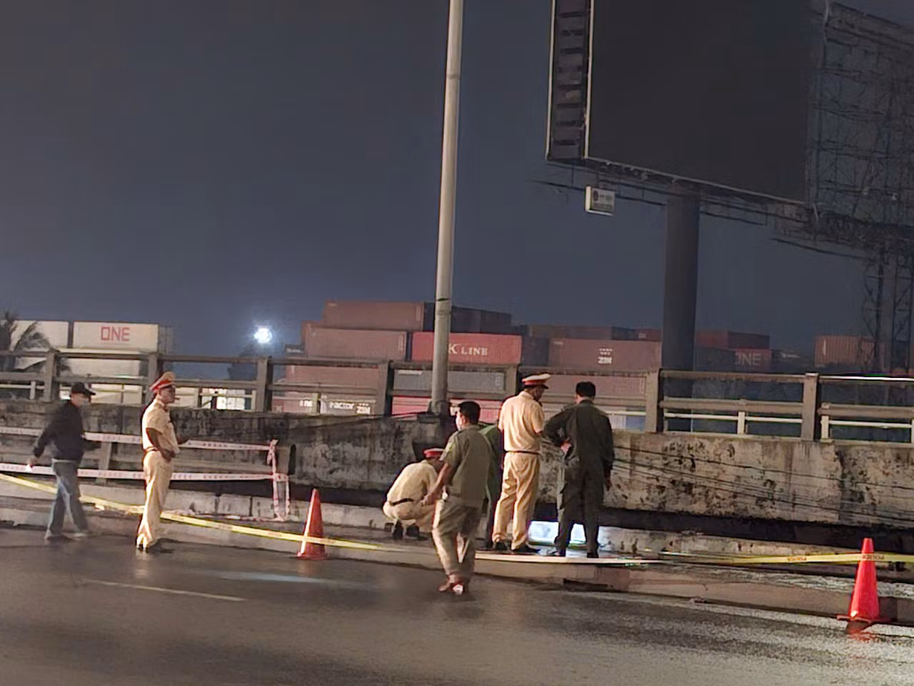 Lực lượng chức năng tỉnh Bình Dương khám nghiệm hiện trường