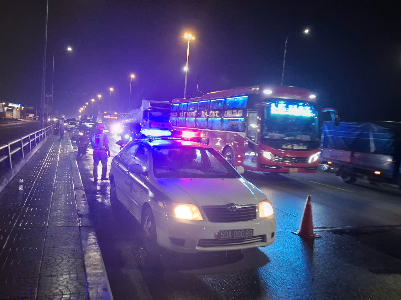 Lực lượng chức năng điều tiết giao thông trên cầu Đồng Nai. Lực lượng chức năng điều tiết giao thông trên cầu Đồng Nai.