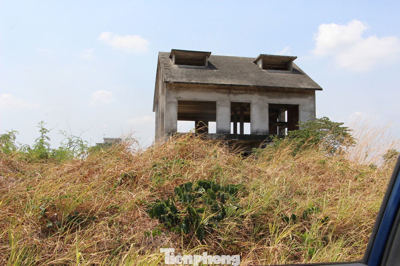 Căn biệt thự chưa hoàn thiện, ngập trong cỏ hoang Căn biệt thự chưa hoàn thiện, ngập trong cỏ hoang