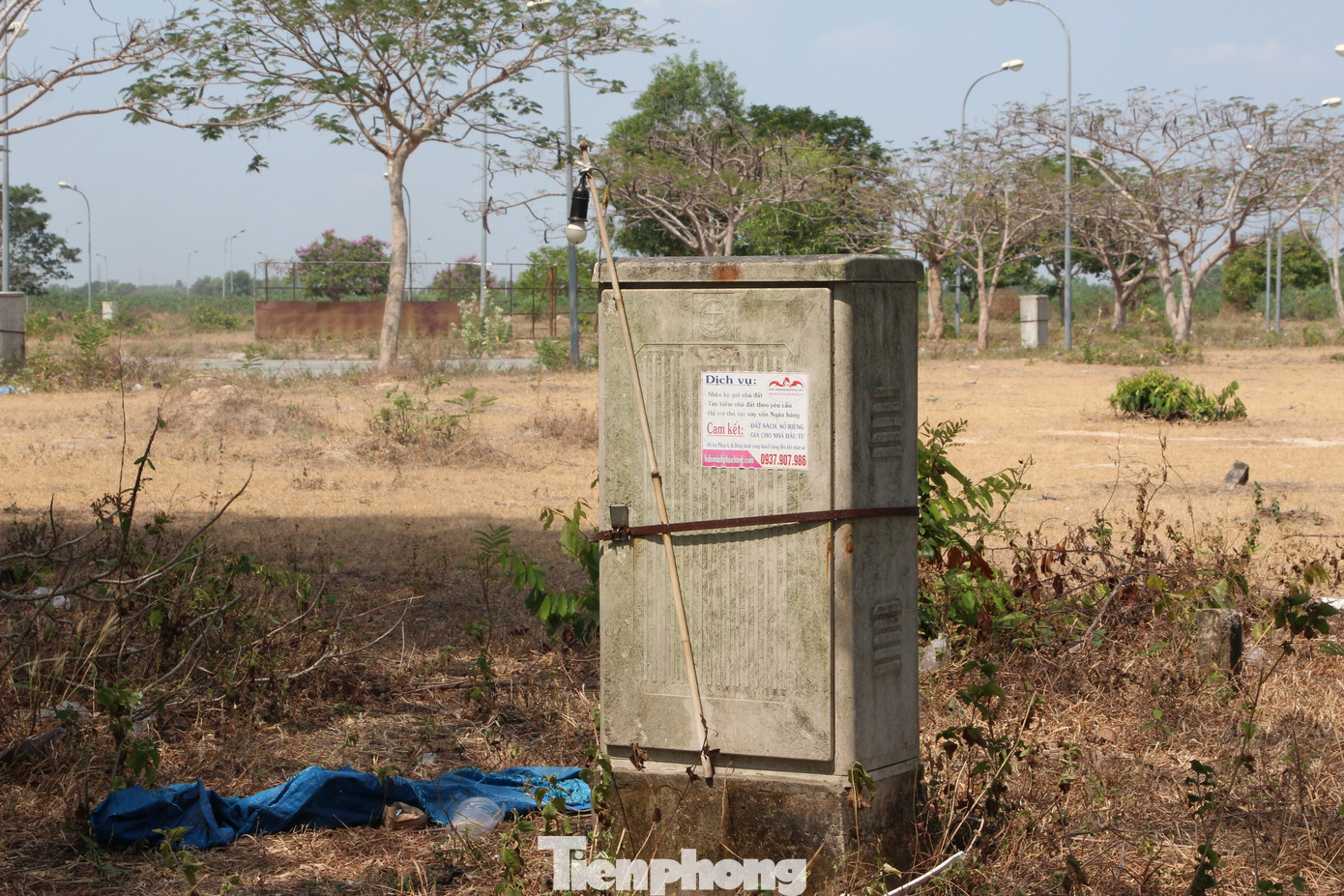Tủ điện được khóa chặt để chống trộm Tủ điện được khóa chặt để chống trộm