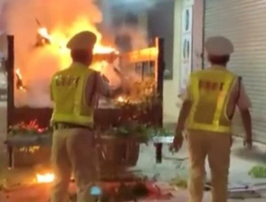 4 xe máy trên thùng xe chuyên dụng bị đốt cháy