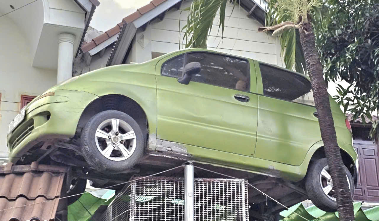 Chiếc ô tô cũ được chủ nhà đặt trên mái cổng để làm kỷ niệm Chiếc ô tô cũ được chủ nhà đặt trên mái cổng để làm kỷ niệm