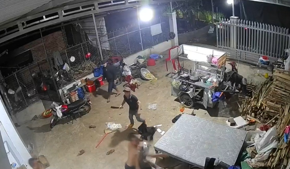 Một đối tượng cầm hung khí xông vào hỗn chiến