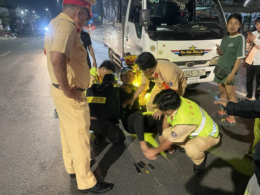 Lực lượng CSGT khống chế đối tượng dùng dao tấn công tài xế xe tải Lực lượng CSGT khống chế đối tượng dùng dao tấn công tài xế xe tải