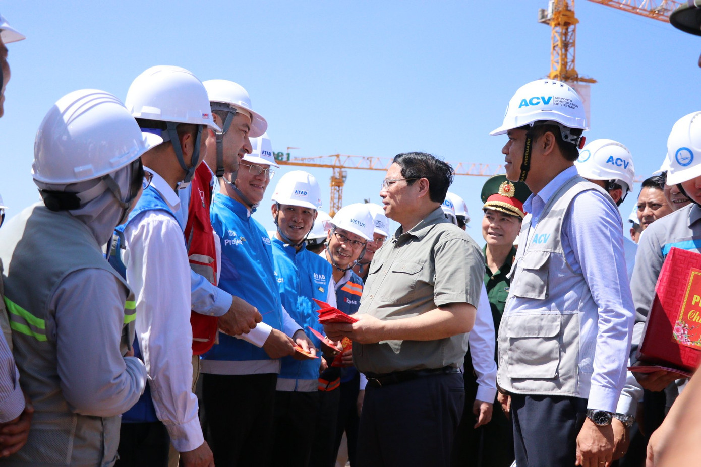 Thủ tướng thăm hỏi, tặng quà cho đại diện các nhà thầu