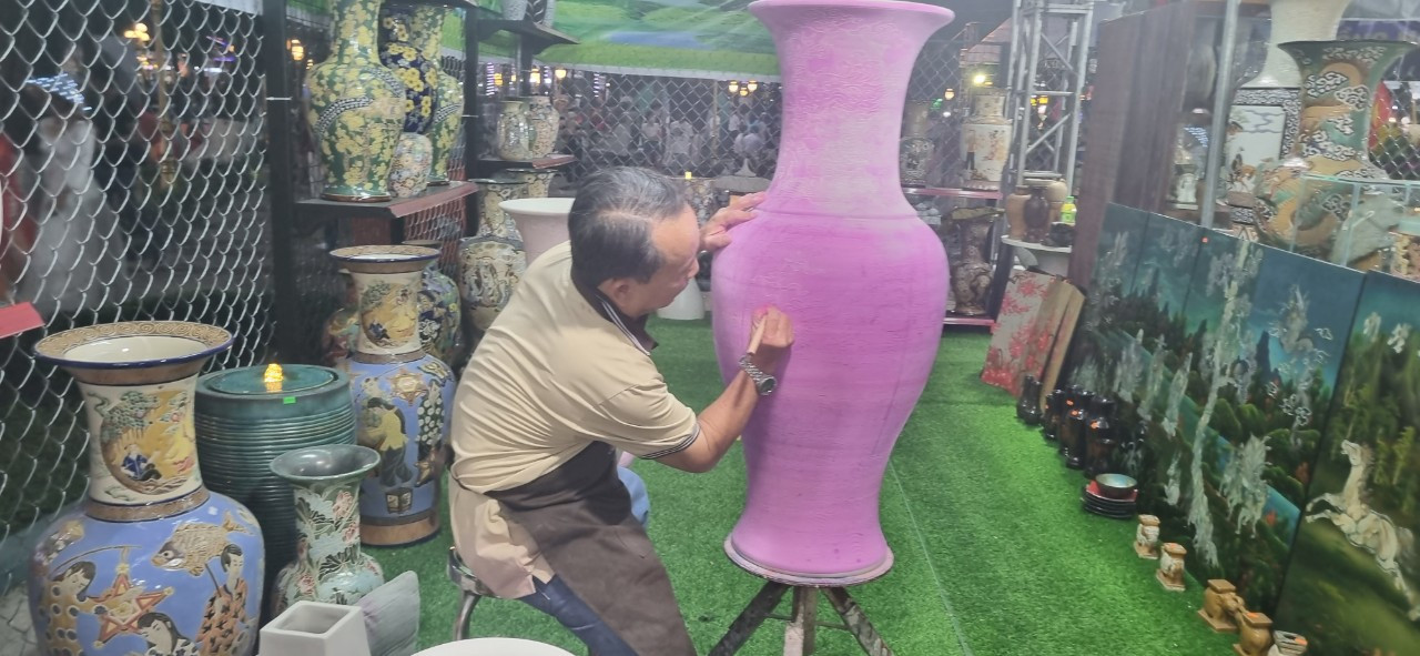 Một công đoạn trước khi hoàn thành sản phẩm gốm Biên Hòa Một công đoạn trước khi hoàn thành sản phẩm gốm Biên Hòa