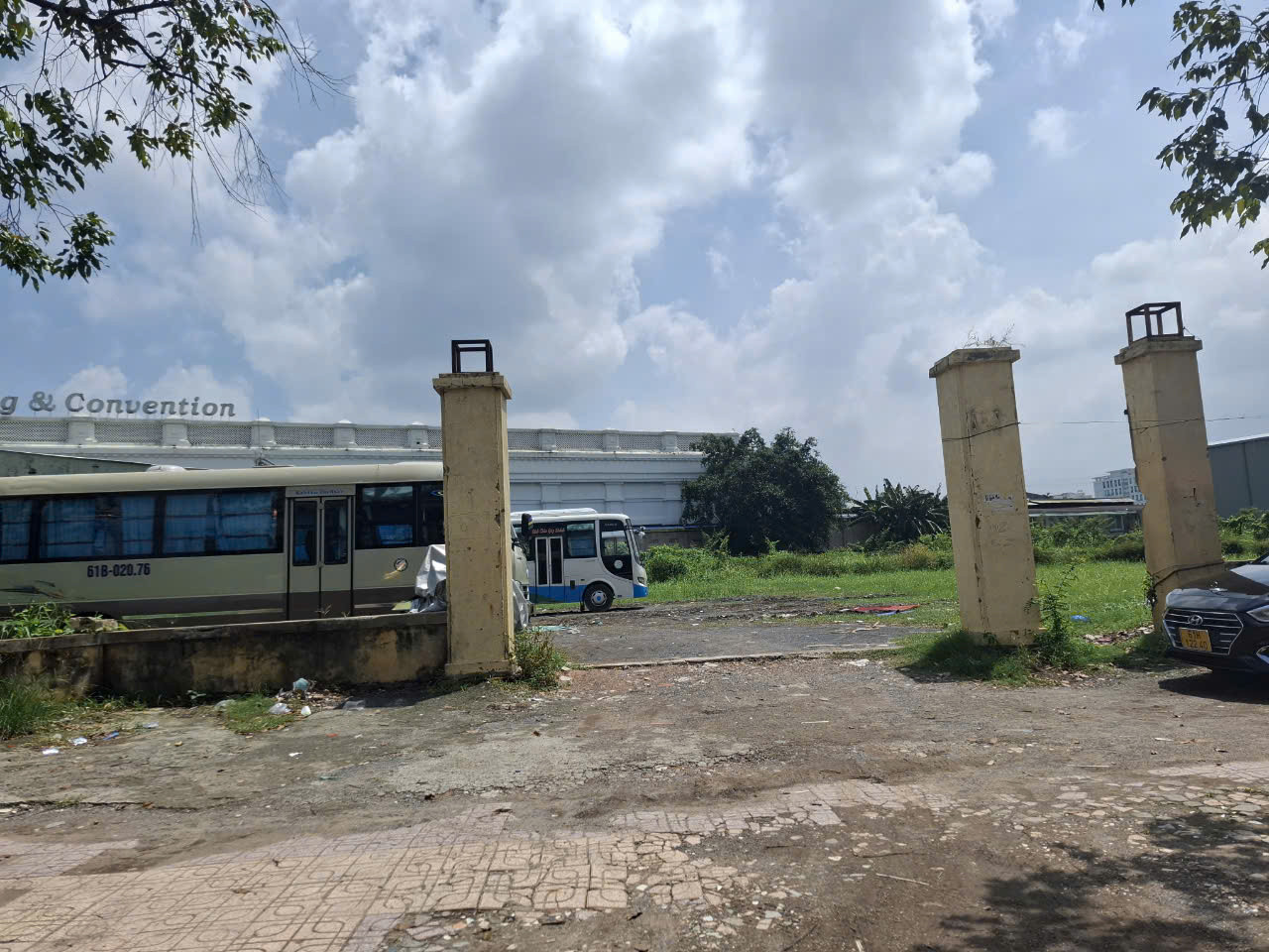 Khu vực đất công đối diện công viên B5 được đề xuất xây dựng bãi đỗ xe.
