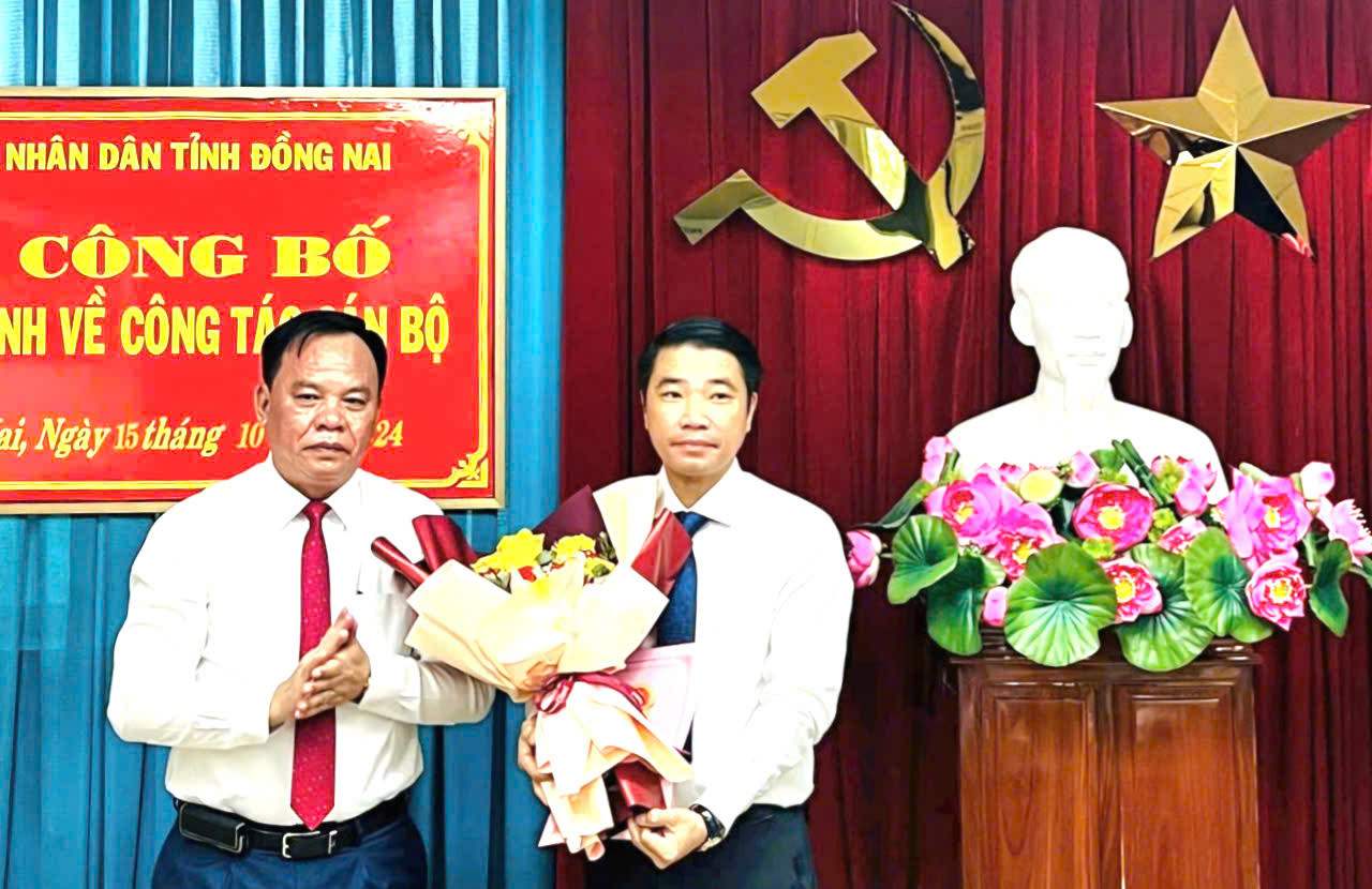 Chủ tịch UBND tỉnh Đồng Nai Võ Tấn Đức (bên trái) trao quyết định bổ nhiệm và chúc mừng ông Trần Dương Hùng. Chủ tịch UBND tỉnh Đồng Nai Võ Tấn Đức (bên trái) trao quyết định bổ nhiệm và chúc mừng ông Trần Dương Hùng.