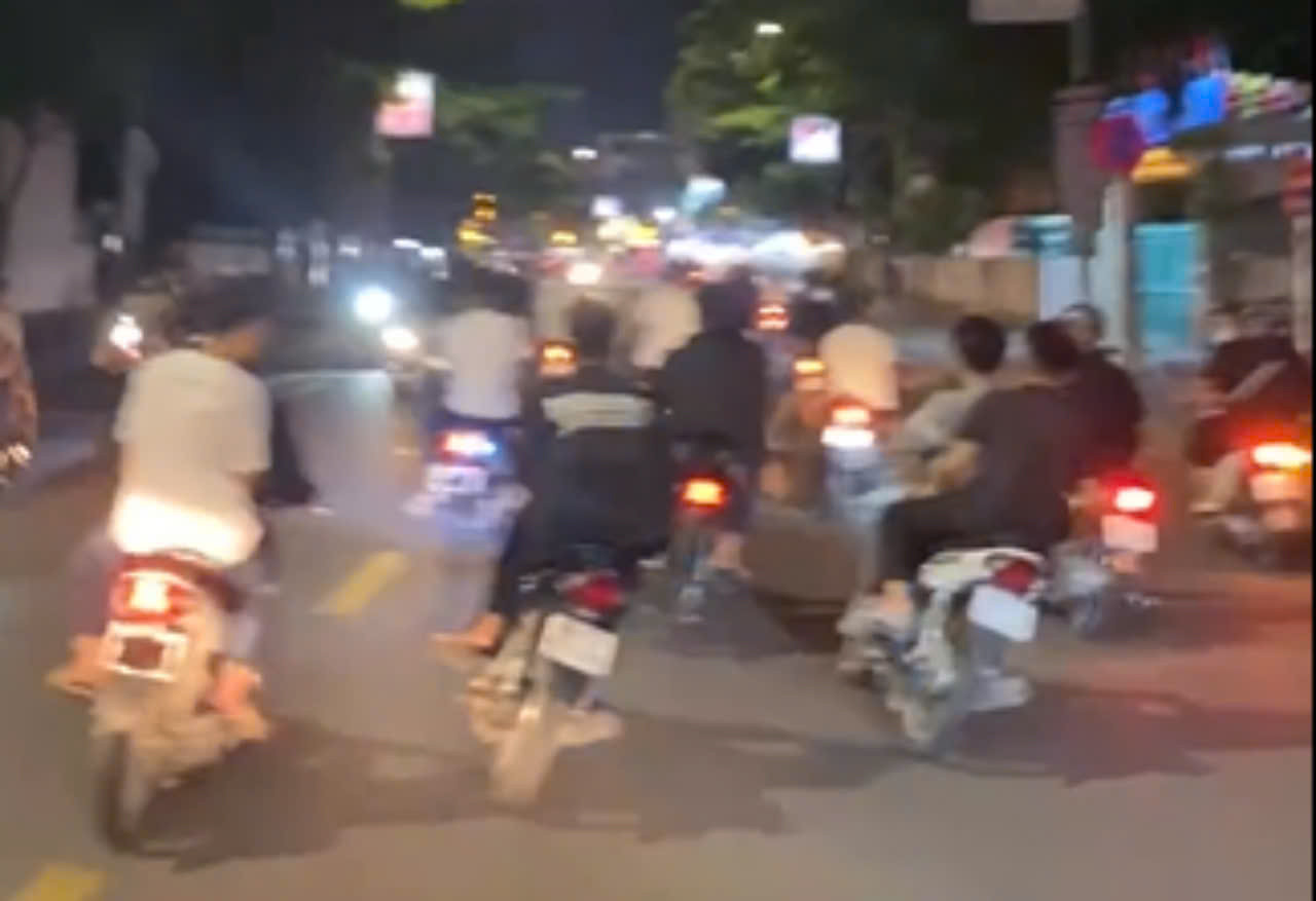 Hình ảnh các đối tượng phóng xe, lạng lách trên đường phố Hình ảnh các đối tượng phóng xe, lạng lách trên đường phố