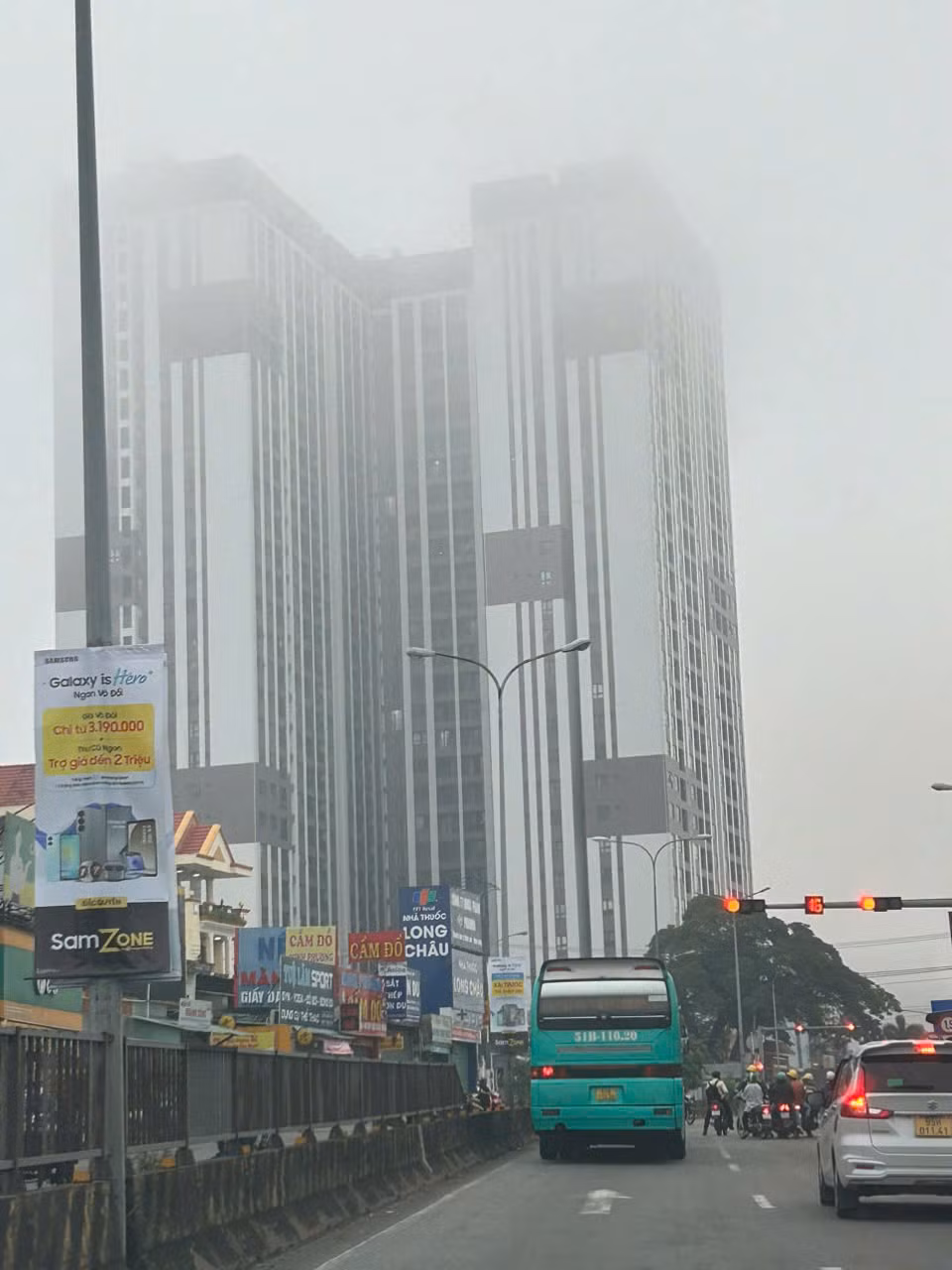 Một tòa nhà cao tầng tại TP Dĩ An (Bình Dương) bị sương mù bao phủ Một tòa nhà cao tầng tại TP Dĩ An (Bình Dương) bị sương mù bao phủ