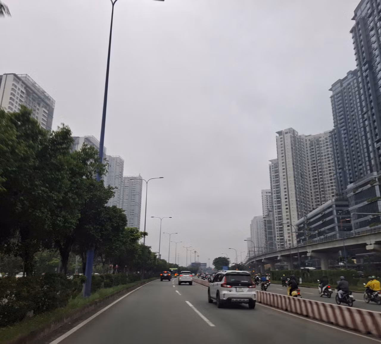 Sương mù lãng đãng trên xa lộ Hà Nội sáng 21/10 Sương mù lãng đãng trên xa lộ Hà Nội sáng 21/10