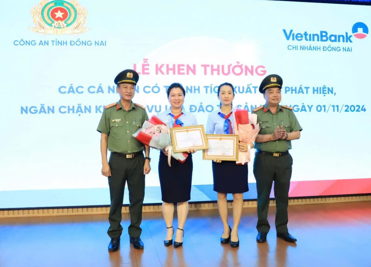 Công an tỉnh Đồng Nai khen thưởng 2 nhân viên ngân hàng Công an tỉnh Đồng Nai khen thưởng 2 nhân viên ngân hàng