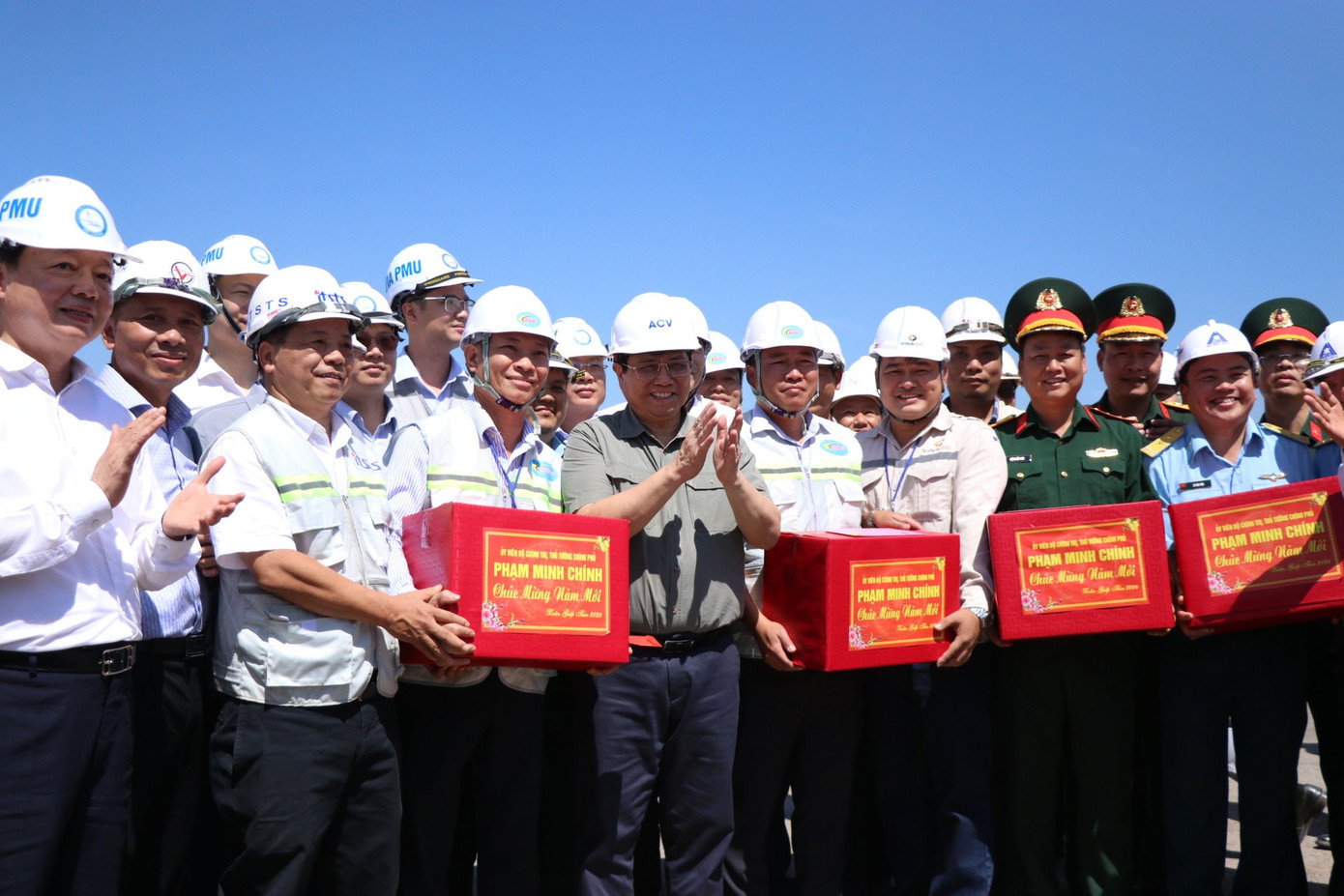 Thủ tướng tặng quà các cán bộ, công nhân lao động trên công trường