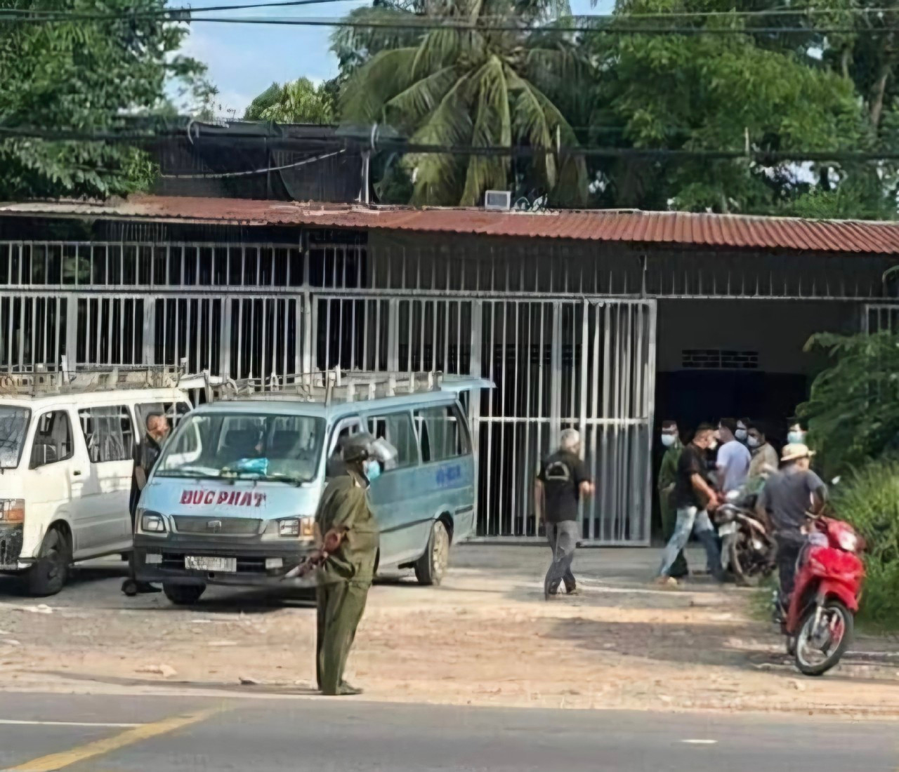 Cơ quan chức năng khám nghiệm hiện trường 2 người tử vong trong căn nhà ở xã Suối Cát