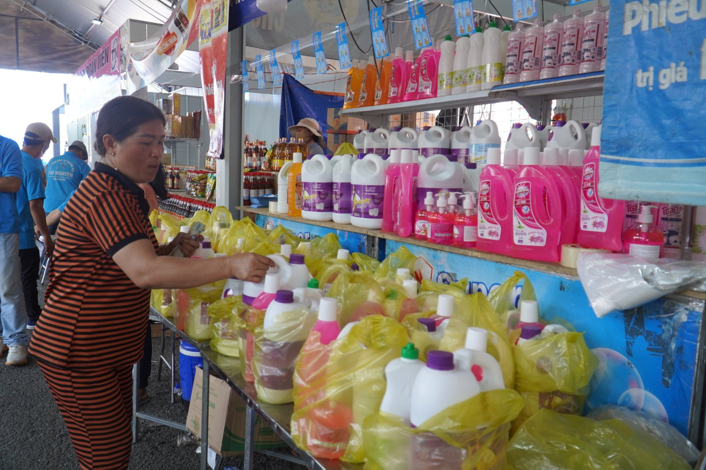 Công nhân lựa chọn mua hàng Tết giảm giá.