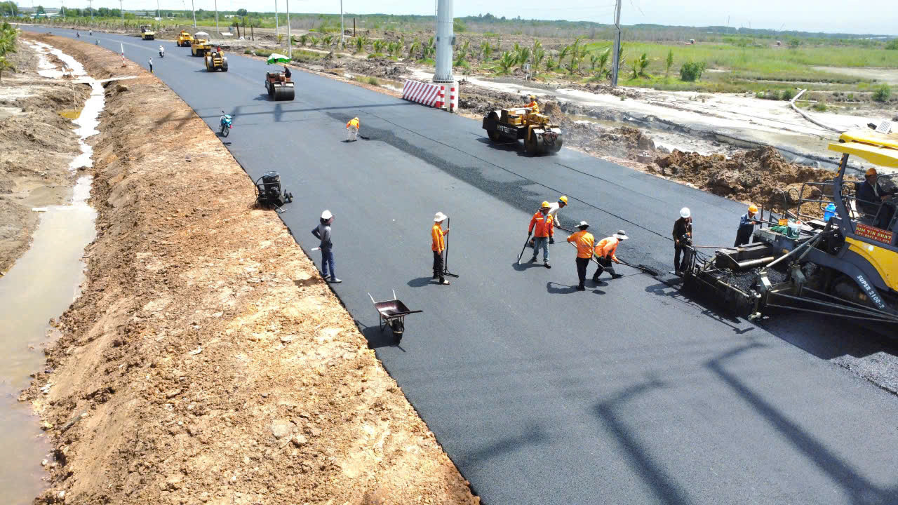 Công nhân đang hoàn thiện trải nhựa. Công nhân đang hoàn thiện trải nhựa.