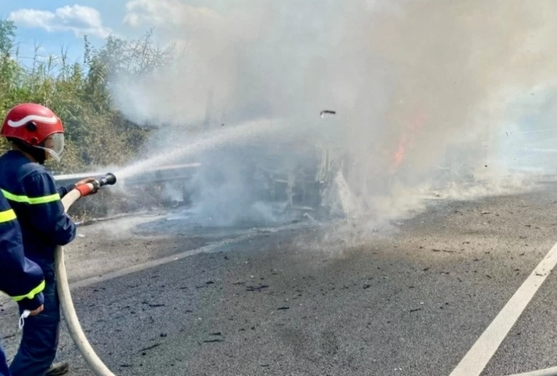 Lực lượng chức năng chữa cháy chiếc xe khách