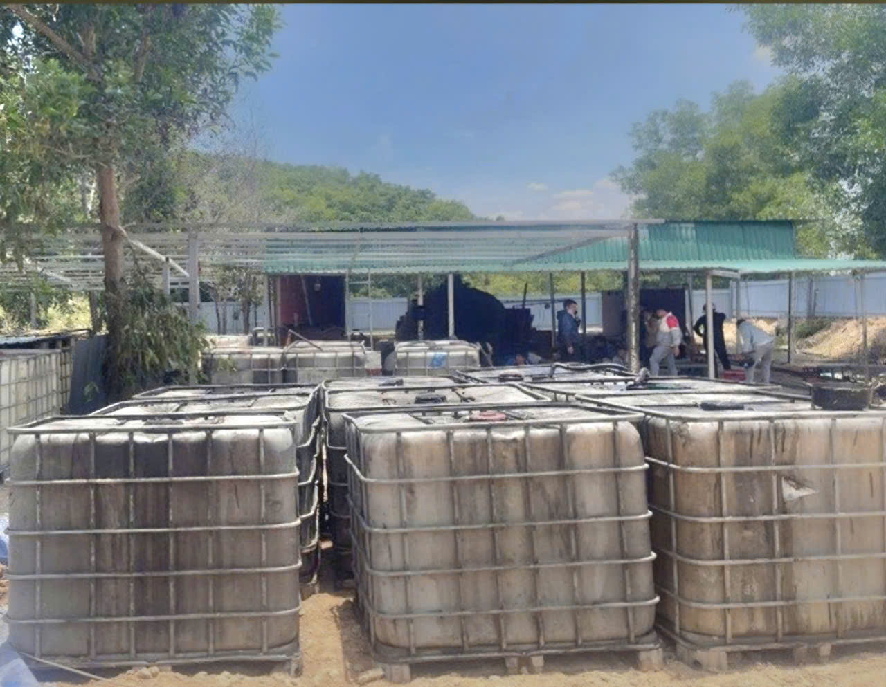 Các bồn chứa nhớt tại cơ sở tái chế nhớt thải trái phép